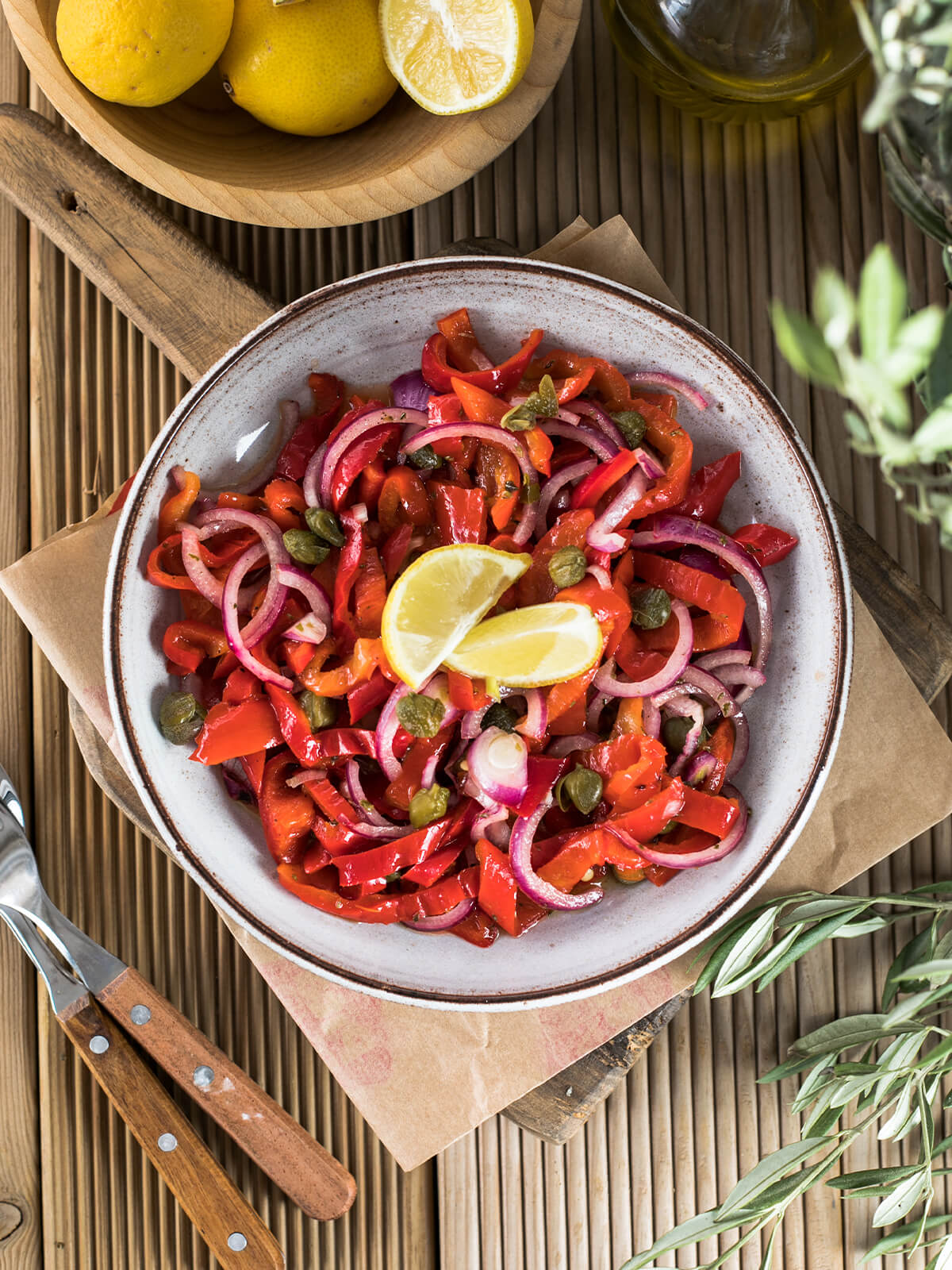 Warmer Paprikasalat mit roten Zwiebeln und Kapern – mediterrane Antipasti-Vorspeise
