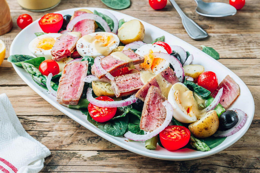 Salade Niçoise mit Thunfisch-Steak