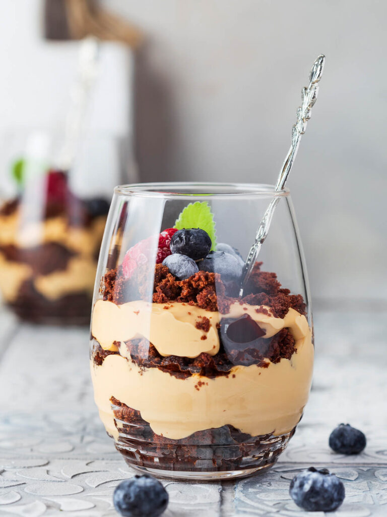 Schoko-Karamell-Schichtdessert im Glas