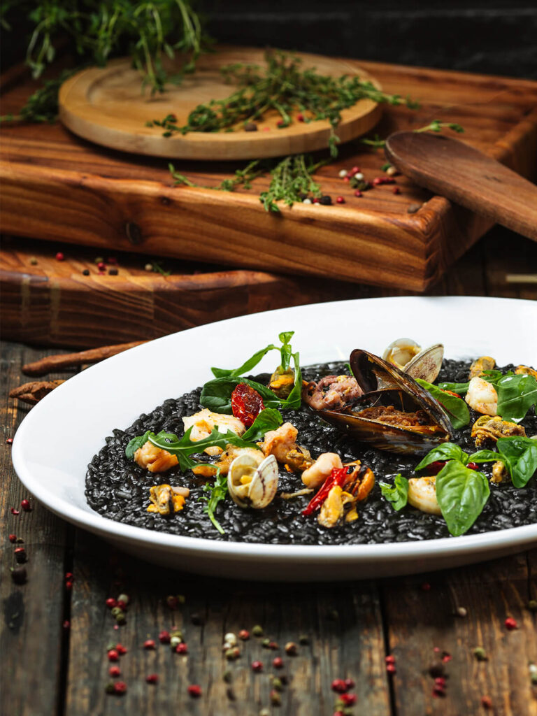 Schwarzes Risotto mit Meeresfrüchten