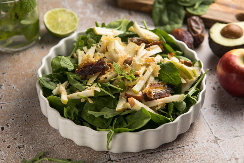Spinatsalat mit Apfel, Datteln und Mandeln