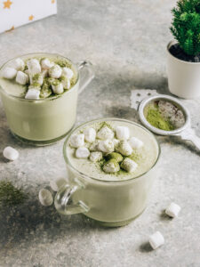 Warmer Matcha-Latte mit Kokosmilch