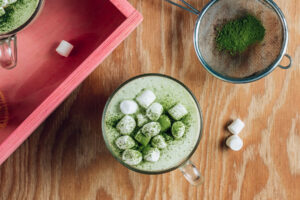 Matcha-Latte mit Kokosmilch