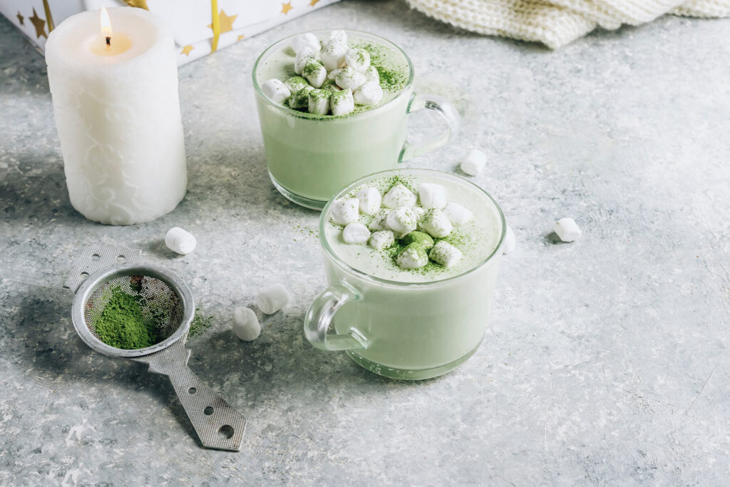 Matcha-Latte mit Kokosmilch