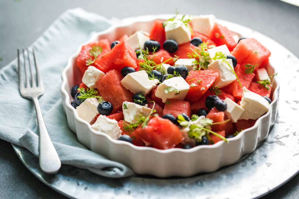 Wassermelone-Feta-Salat mit Heidelbeeren