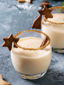 Weihnachts-Eierpunsch (Eggnog-Cocktail)
