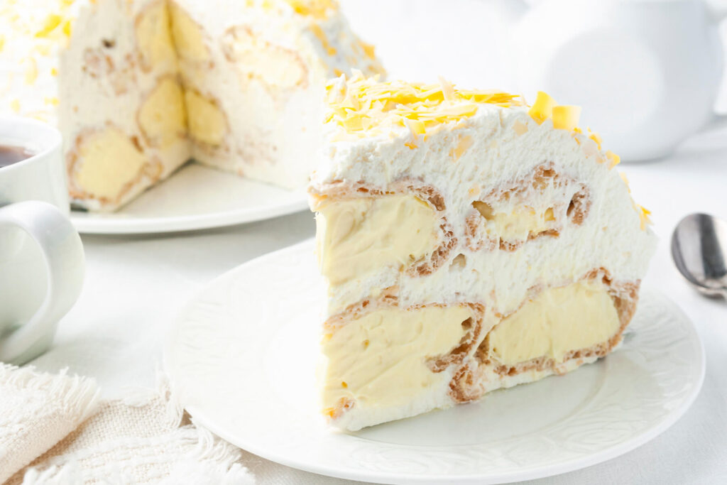 Windbeuteltorte mit Vanillecreme und Sahne