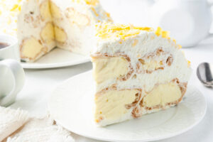 Windbeuteltorte mit Vanillecreme und Sahne