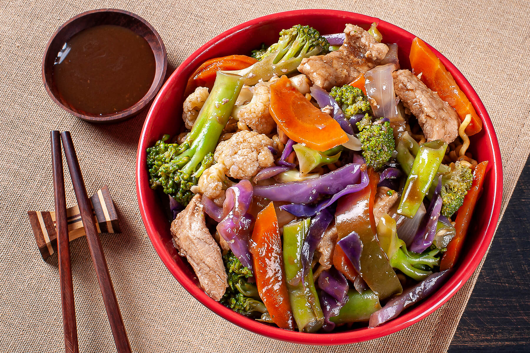 Nahaufnahme von oben auf den bunten Gemüse-Mix der Yakisoba mit Brokkoli, Blumenkohl, violettem Rotkohl, Karotte und Zwiebel