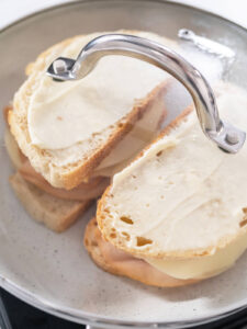 Geröstetes Käse-Sandwich mit Apfel, Provolone und Pute (Grilled Cheese)Geröstetes Käse-Sandwich mit Apfel, Provolone und Pute (Grilled Cheese)