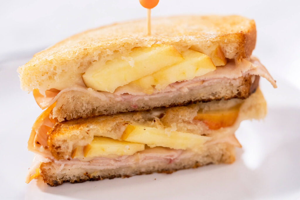 Geröstetes Käse-Sandwich mit Apfel, Provolone und Pute (Grilled Cheese)Geröstetes Käse-Sandwich mit Apfel, Provolone und Pute (Grilled Cheese)
