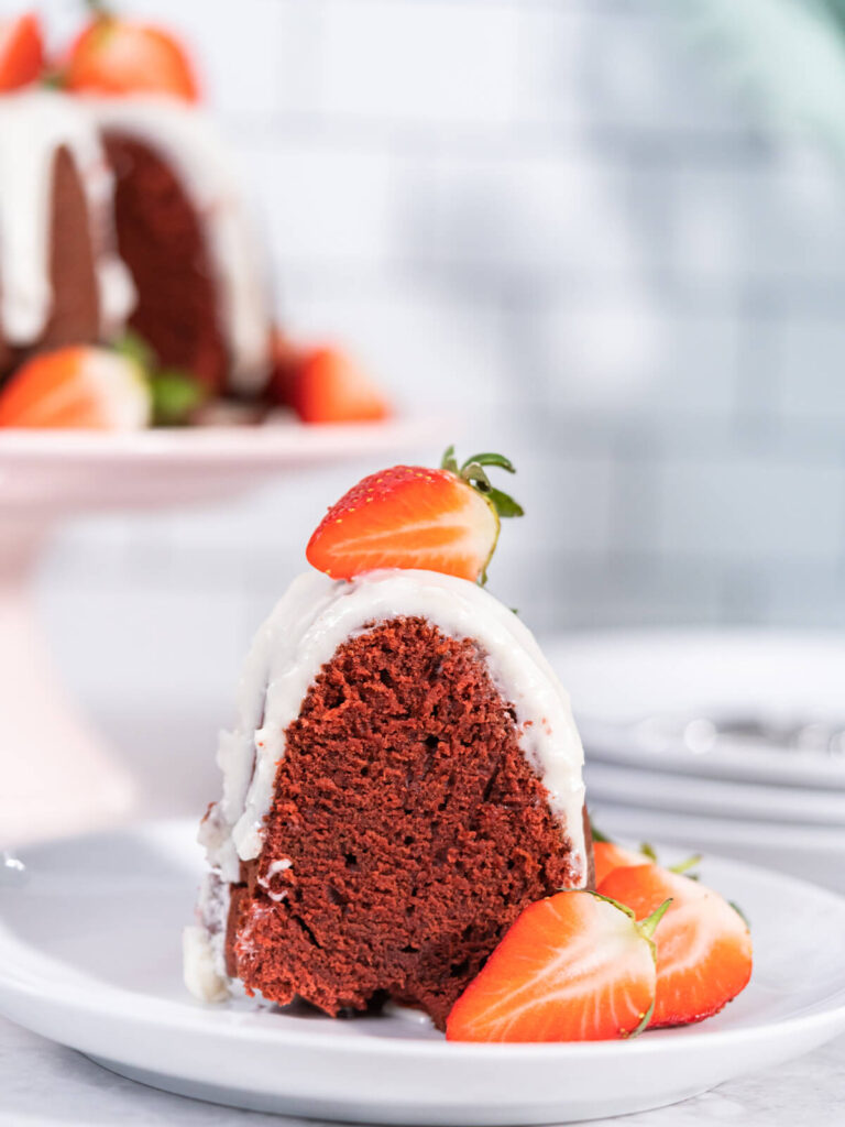 Red Velvet Gugelhupf mit Frischkäse-Glasur und Erdbeeren