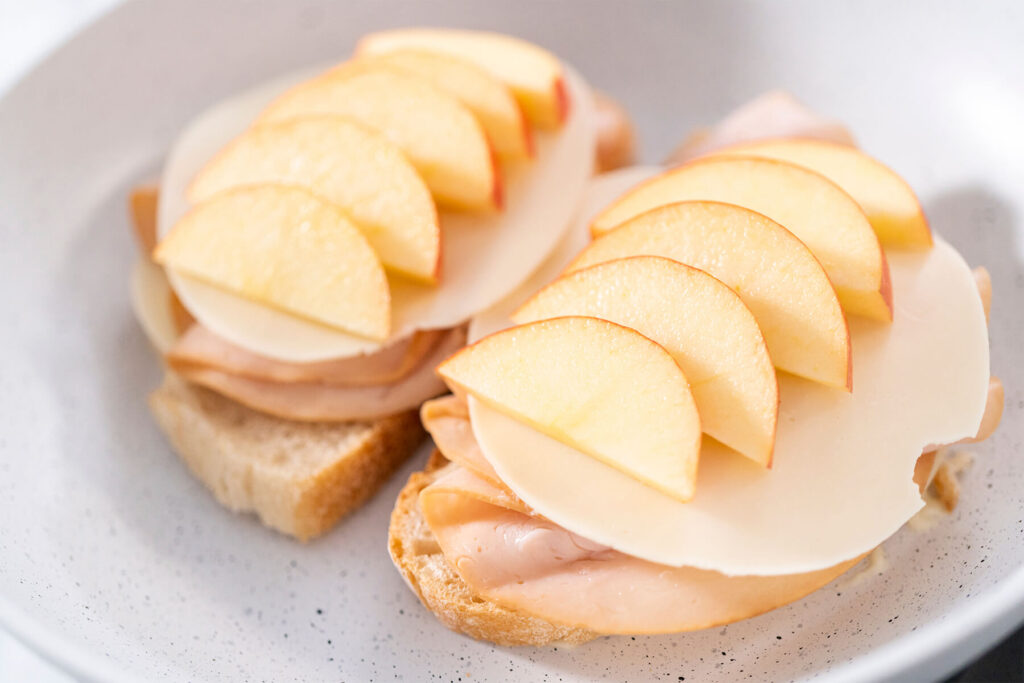 Geröstetes Käse-Sandwich mit Apfel, Provolone und Pute (Grilled Cheese)Geröstetes Käse-Sandwich mit Apfel, Provolone und Pute (Grilled Cheese)