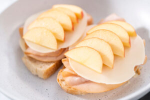 Geröstetes Käse-Sandwich mit Apfel, Provolone und Pute (Grilled Cheese)Geröstetes Käse-Sandwich mit Apfel, Provolone und Pute (Grilled Cheese)