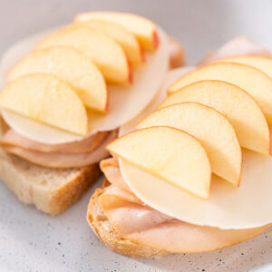 Geröstetes Käse-Sandwich mit Apfel, Provolone und Pute (Grilled Cheese)Geröstetes Käse-Sandwich mit Apfel, Provolone und Pute (Grilled Cheese)