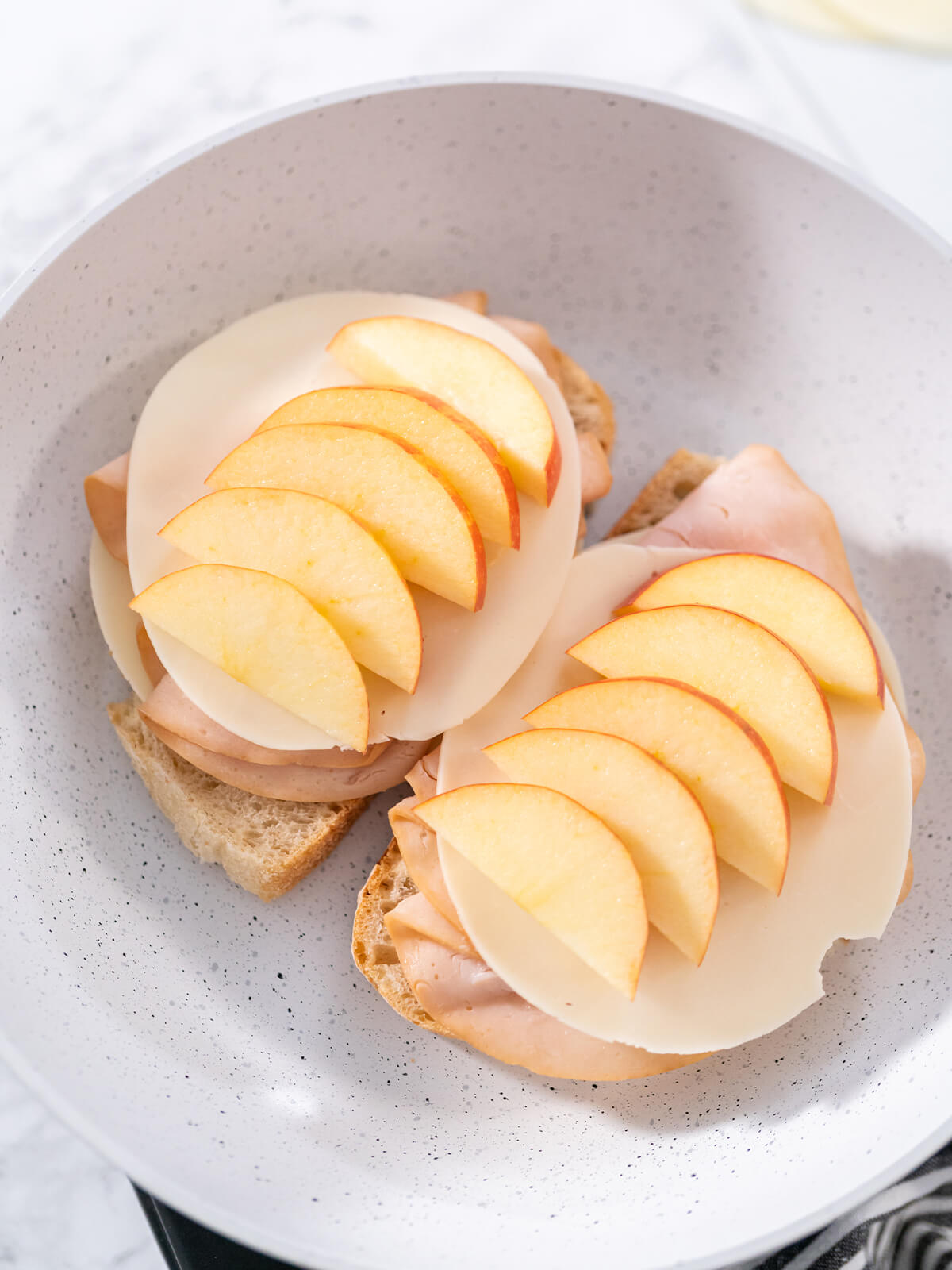 Geröstetes Käse-Sandwich mit Apfel, Provolone und Pute (Grilled Cheese)Geröstetes Käse-Sandwich mit Apfel, Provolone und Pute (Grilled Cheese)