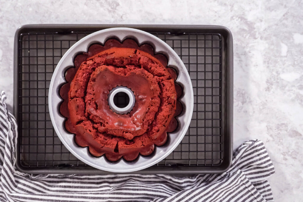 Red Velvet Gugelhupf mit Frischkäse-Glasur und Erdbeeren