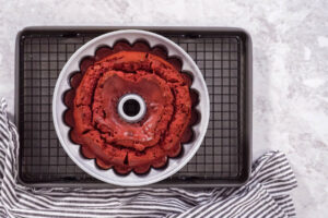 Red Velvet Gugelhupf mit Frischkäse-Glasur und Erdbeeren