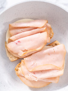 Geröstetes Käse-Sandwich mit Apfel, Provolone und Pute (Grilled Cheese)Geröstetes Käse-Sandwich mit Apfel, Provolone und Pute (Grilled Cheese)