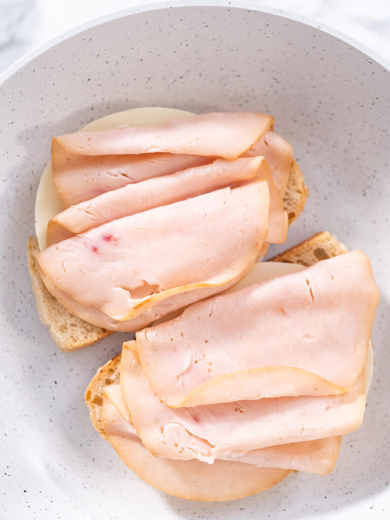 Geröstetes Käse-Sandwich mit Apfel, Provolone und Pute (Grilled Cheese)Geröstetes Käse-Sandwich mit Apfel, Provolone und Pute (Grilled Cheese)