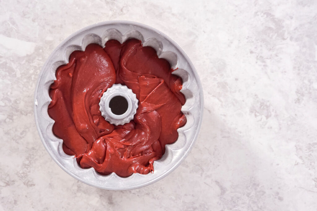 Red Velvet Gugelhupf mit Frischkäse-Glasur und Erdbeeren