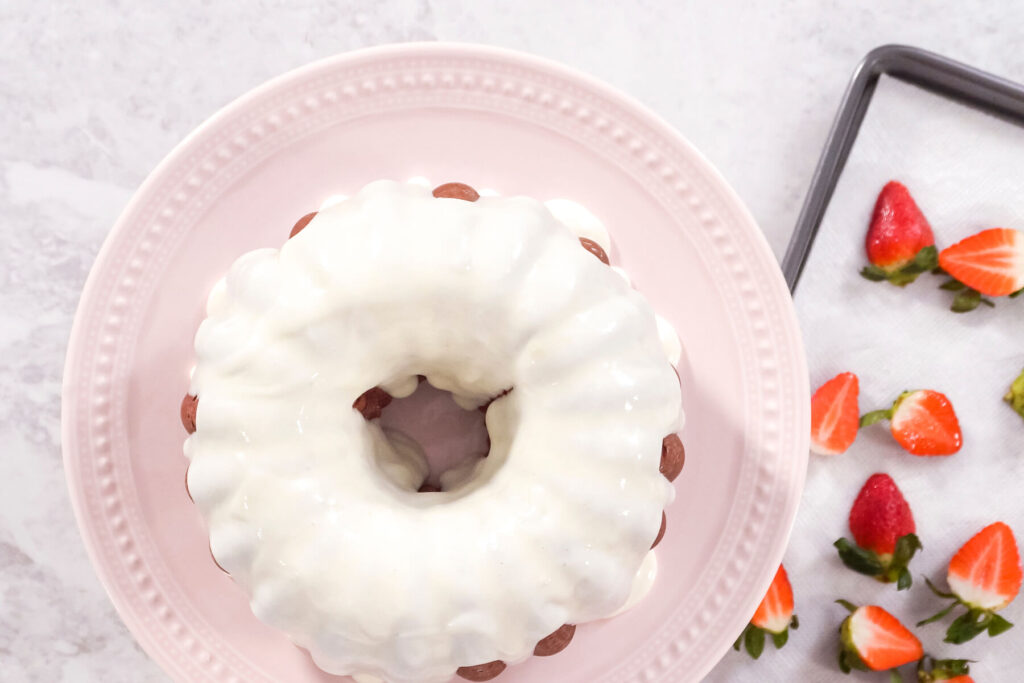 Red Velvet Gugelhupf mit Frischkäse-Glasur und Erdbeeren