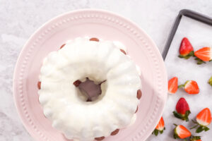 Red Velvet Gugelhupf mit Frischkäse-Glasur und Erdbeeren
