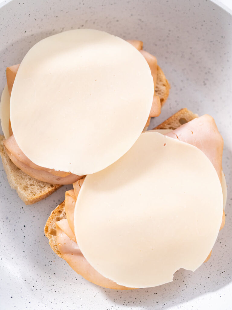 Geröstetes Käse-Sandwich mit Apfel, Provolone und Pute (Grilled Cheese)Geröstetes Käse-Sandwich mit Apfel, Provolone und Pute (Grilled Cheese)