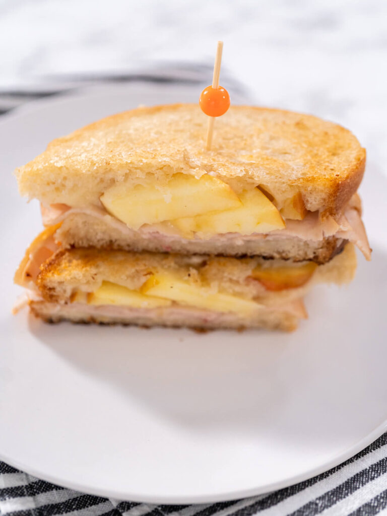 Geröstetes Käse-Sandwich mit Apfel, Provolone und Pute (Grilled Cheese)Geröstetes Käse-Sandwich mit Apfel, Provolone und Pute (Grilled Cheese)