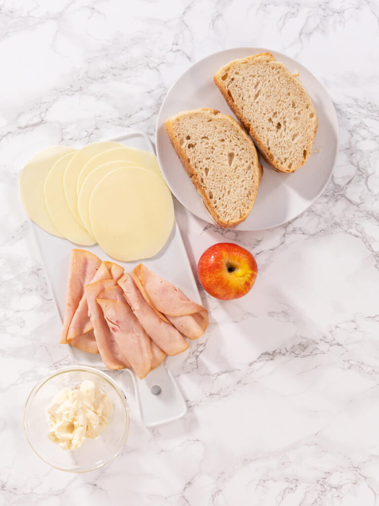 Geröstetes Käse-Sandwich mit Apfel, Provolone und Pute (Grilled Cheese)Geröstetes Käse-Sandwich mit Apfel, Provolone und Pute (Grilled Cheese)