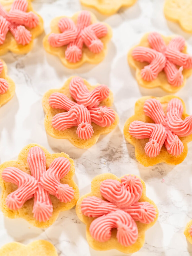 Zitronen-Spritzgebäck mit Cranberry-Buttercreme