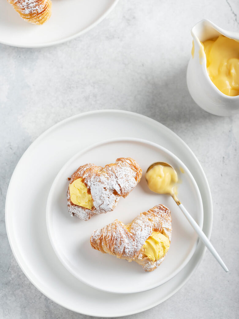 Italienische Blätterhörnchen aus fertigem Filoteig mit Vanillecreme (Aragostine)