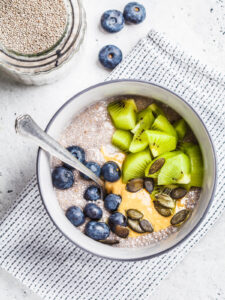 Veganer Chia-Pudding mit Kiwi, Blaubeeren und Erdnussmus