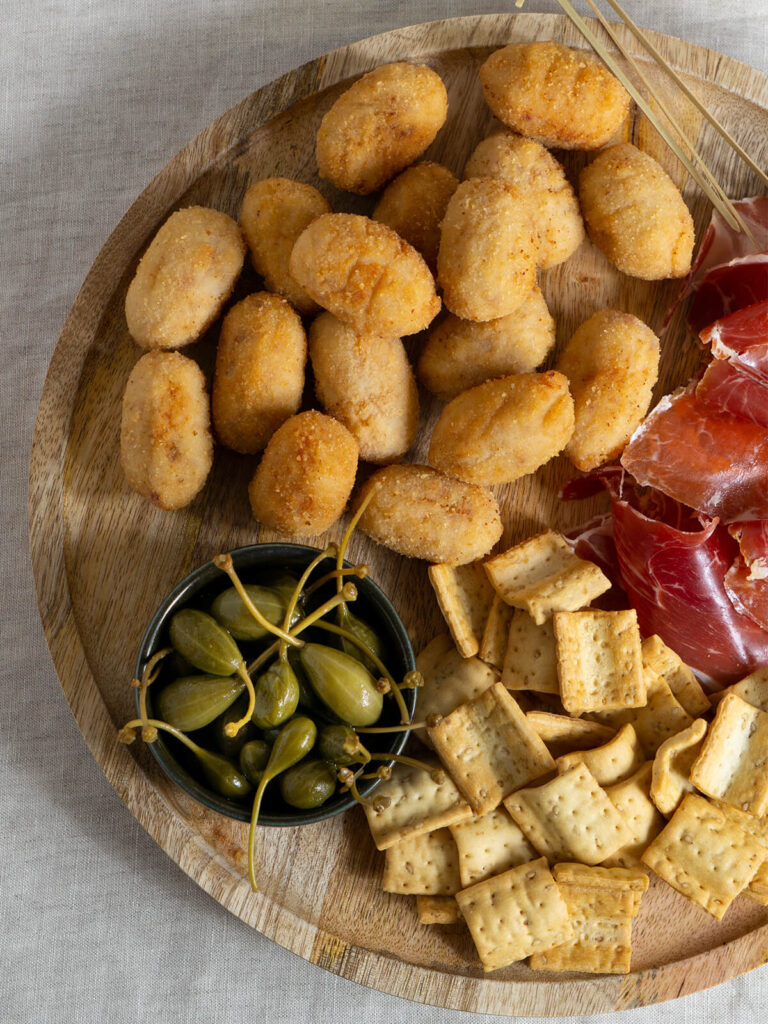 Spanische Schinken-Kroketten (Croquetas de Jamon) — cremige Tapas aus Béchamel und Serranoschinken