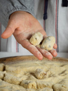 Spanische Schinken-Kroketten (Croquetas de Jamon) — cremige Tapas aus Béchamel und Serranoschinken