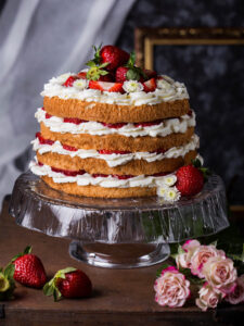 Erdbeer-Sahne-Torte mit luftigem Biskuit