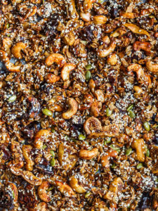 Feigen-Dattel-Granola mit Cashews und Sesam