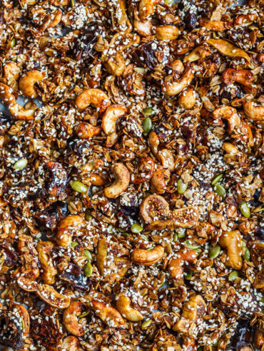 Kerniges Feigen-Dattel-Granola mit Cashews, Kürbiskernen und Sesam von oben, mit sichtbaren getrockneten Feigenhälften