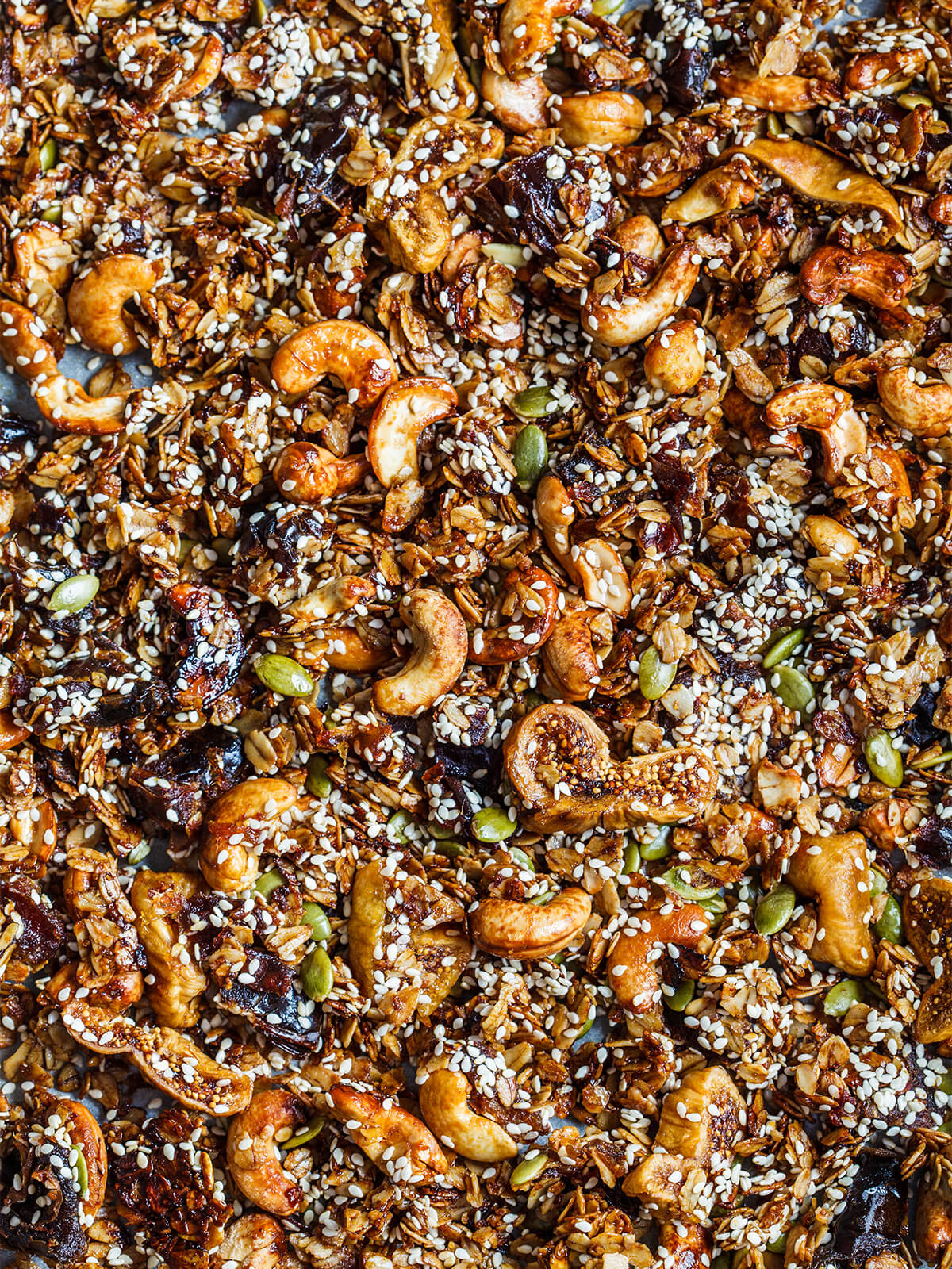 Kerniges Feigen-Dattel-Granola mit Cashews, Kürbiskernen und Sesam von oben, mit sichtbaren getrockneten Feigenhälften
