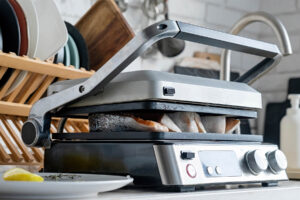 Forellensteaks garen im geschlossenen Kontaktgrill