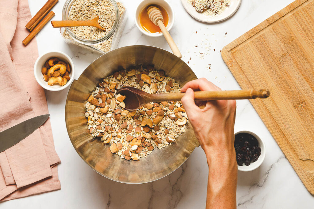Knusper-Granola selber machen – mit Banane, Cranberries und Nüssen