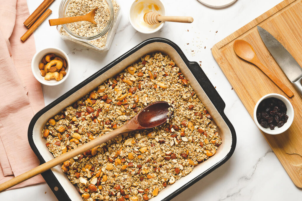 Knusper-Granola selber machen – mit Banane, Cranberries und Nüssen