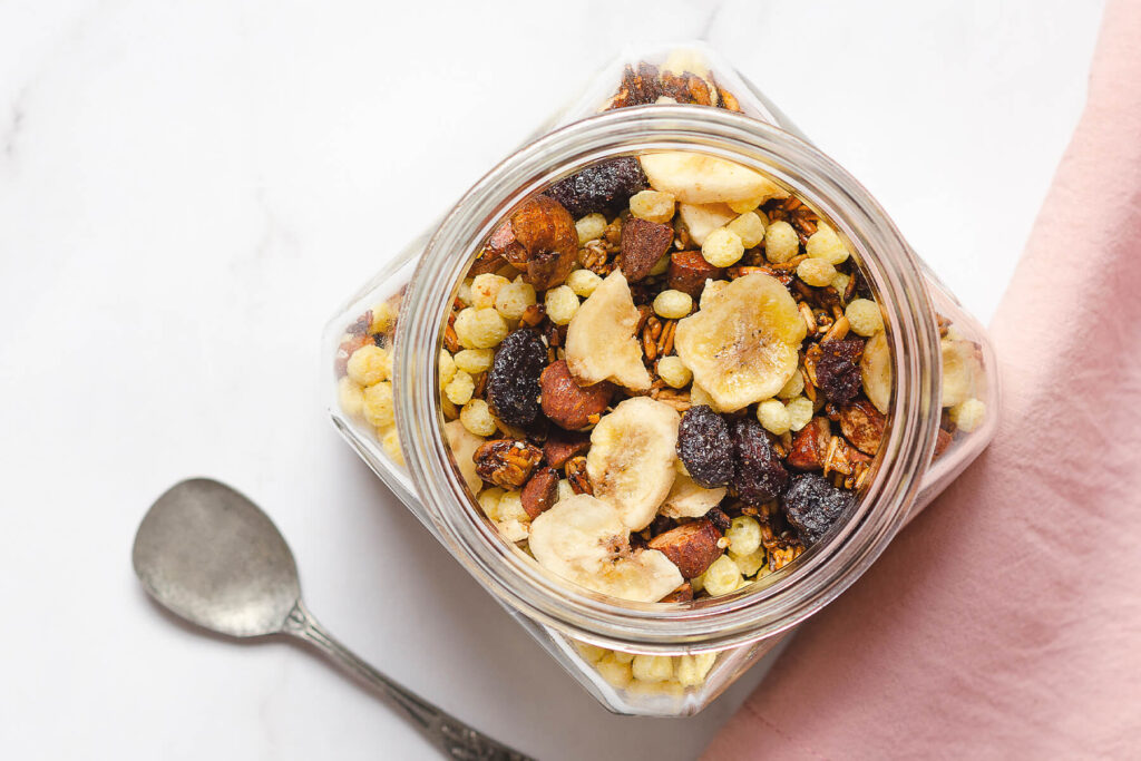 Knusper-Granola selber machen – mit Banane, Cranberries und Nüssen