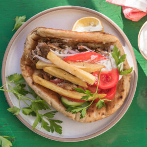 Griechisches Gyros im Pita-Brot mit Tzatziki, Pommes und Salat