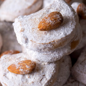 Griechische Kavala Cookies aus gemahlenen Mandeln, dick in Puderzucker gewälzt, jeder Keks mit einer ganzen Mandel obenauf
