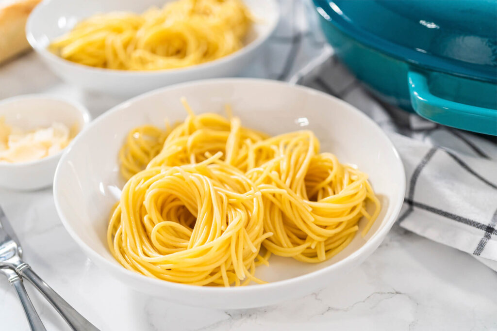 Frisch gekochte Spaghetti in weißen Schalen angerichtet