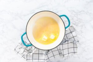Butter schmilzt in einer großen Pfanne