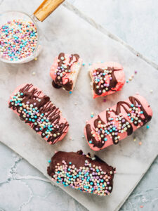 Bunte Kokos-Riegel mit rosa und dunkler Schokolade