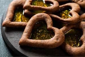 Nahaufnahme der Lebkuchen-Herzen mit glasigem, bernsteinfarbenem Bonbonfenster voller feiner Bläschen