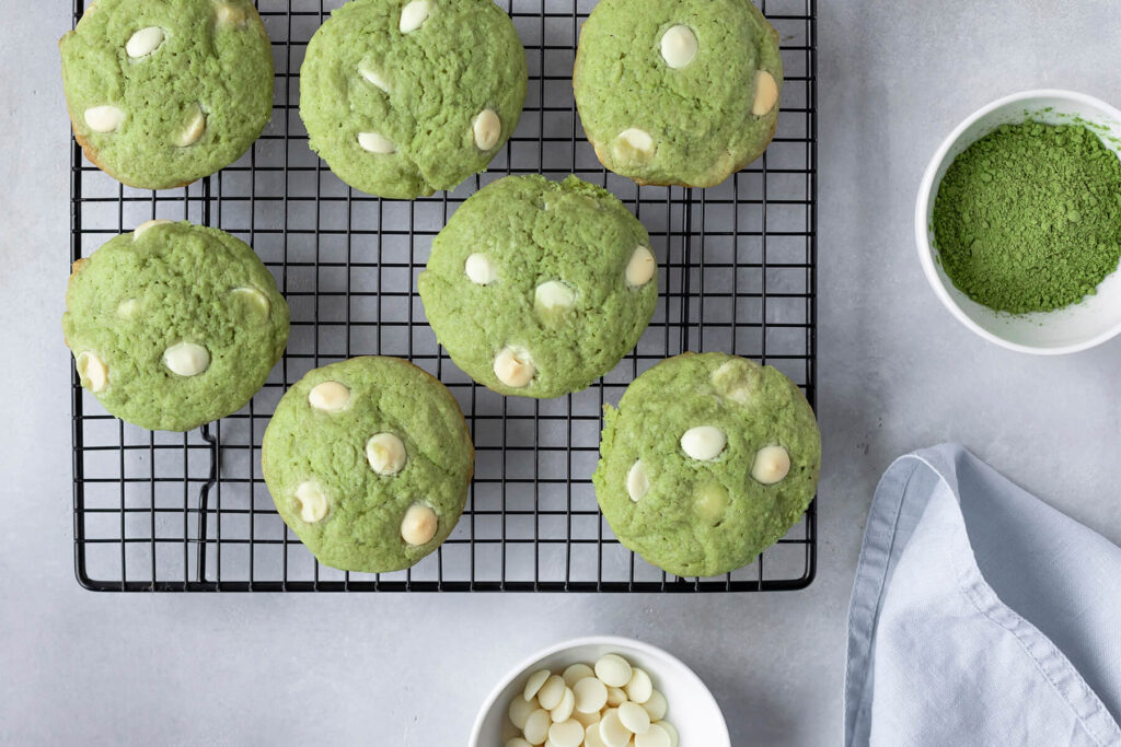 Fertig gebackene grüne Matcha-Cookies mit weißer Schokolade auf einem Kühlgitter